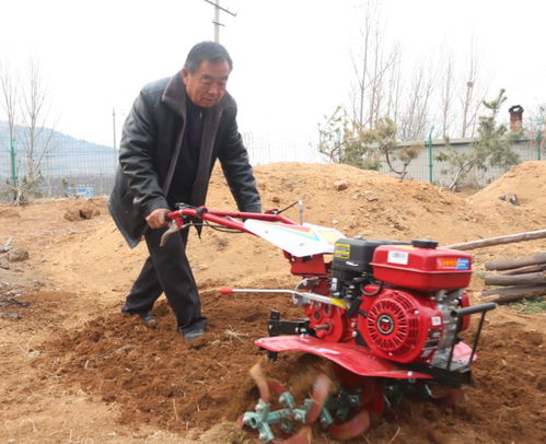 泰山区 第一书记 送农机到地头 乡村振兴添动力